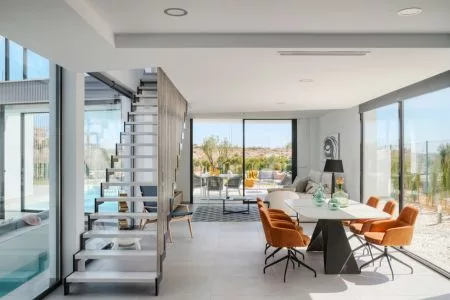 Cocina abierta y moderna en villa de lujo en Murcia Altaona Resort