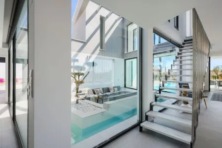 Modern interieur van luxe villa in Murcia met eigentijds design