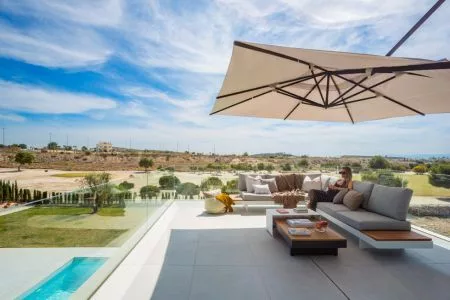 Woonkamer en terras van luxe villa in Murcia met uitzicht op golf