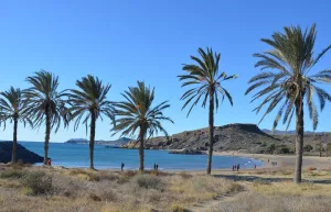 Plage de Percheles à Mazarrón, eaux calmes et sable doré à Murcie