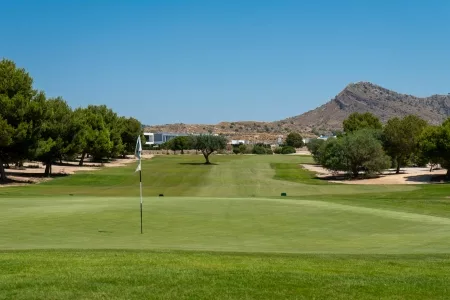 Panoramisch uitzicht op de golfbaan van Altaona in Murcia, omringd door mediterrane natuur en villa’s.