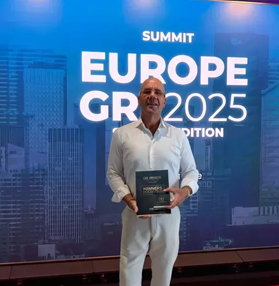 Altaona CEO holding the CBI Europe Growth 2025 award during the international summit