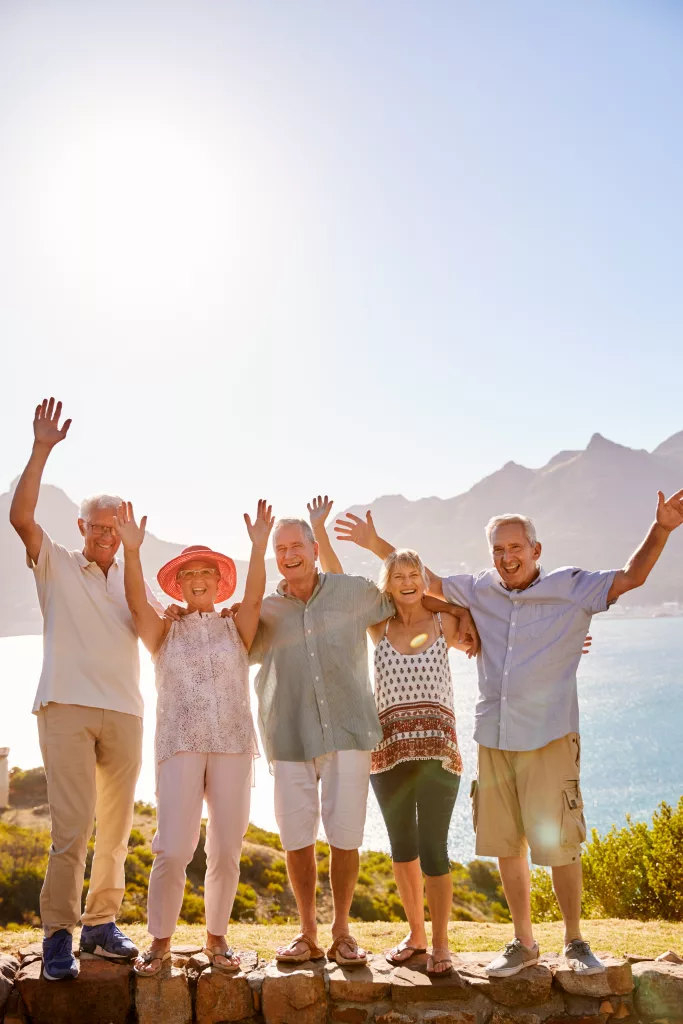 Vier Nederlandse senioren die genieten van een zonnige dag in Murcia, Spanje