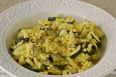 Plate of Murcian zarangollo prepared with courgette, onion and eggs, a classic recipe from the local cuisine of the Region of Murcia.