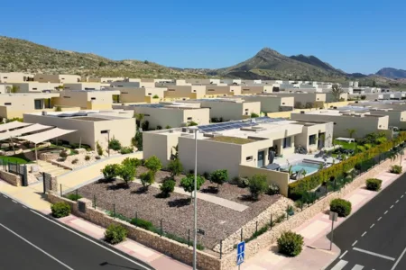 Moderne Villen in Las Vistas Altaona in Murcia, Spanien, umgeben von Bergen und mediterraner Landschaft