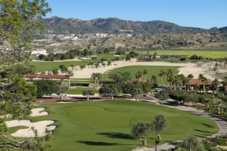 Altaona Golfplatz in Murcia mit grünen Fairways und Bergblick